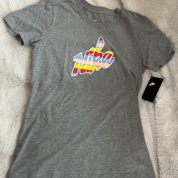 Nike Sportswear T-Shirt, women's Sz XS, color grey, retro vibes large logo, NWT! - Picture 4 of 6